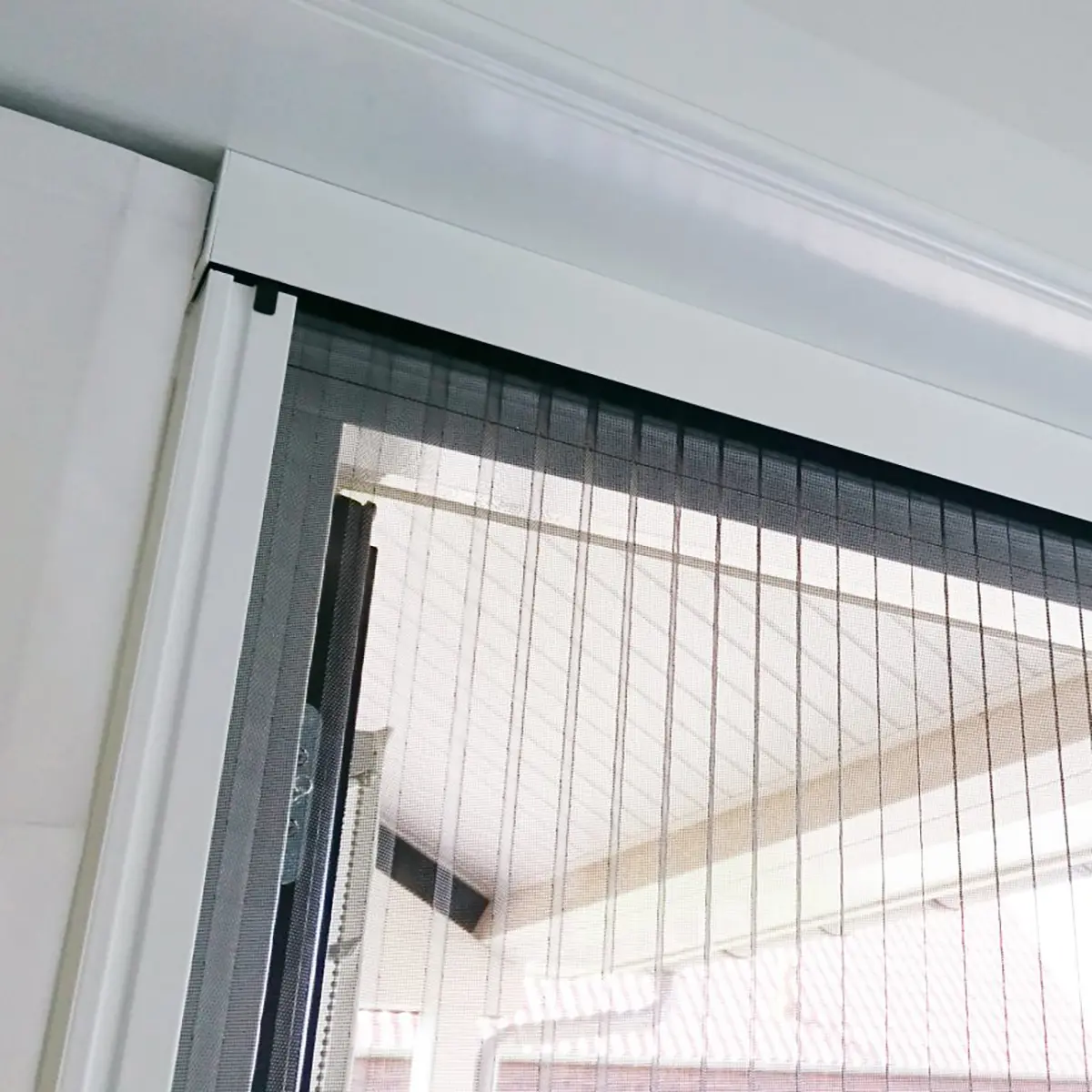 Güllü Bağlar toplantı odasında stor sineklik